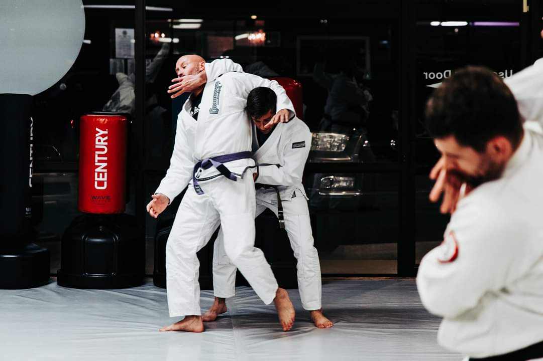 Brazilian jiu jitsu adult classes at Velha Guarda of Cabot Arkansas. We offer top notch Gracie jiu jitsu instructions. Focusing on self-defense, leverage, strategy and technique. Best BJJ adults classes in Cabot